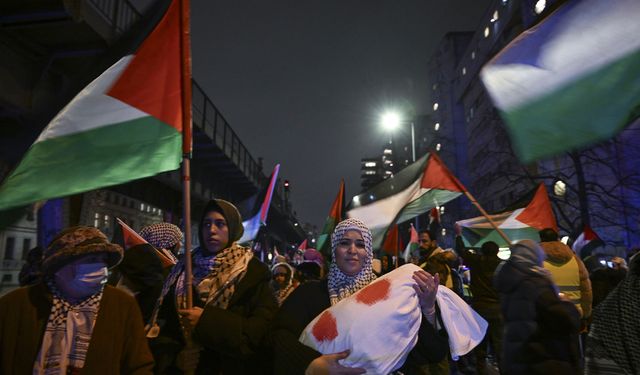 Almanya'da İsrail'in Gazze'ye yönelik saldırıları protesto edildi