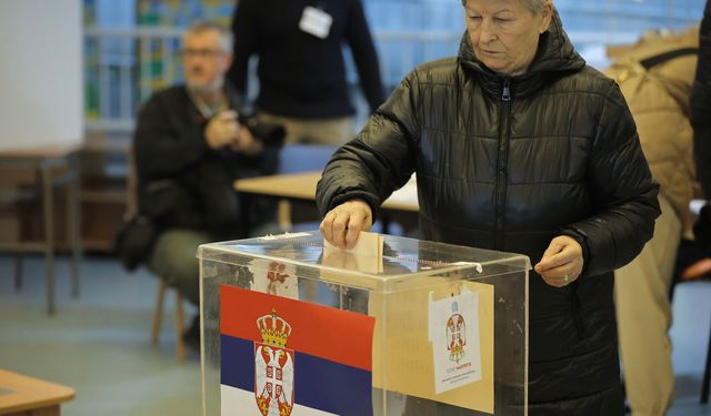 Sırbistan'da halk, genel ve yerel seçim için sandık başında