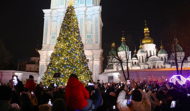 Filistin’in Moskova Büyükelçiliği önüne İsrail'i kınamak için Noel ağaçları konuldu