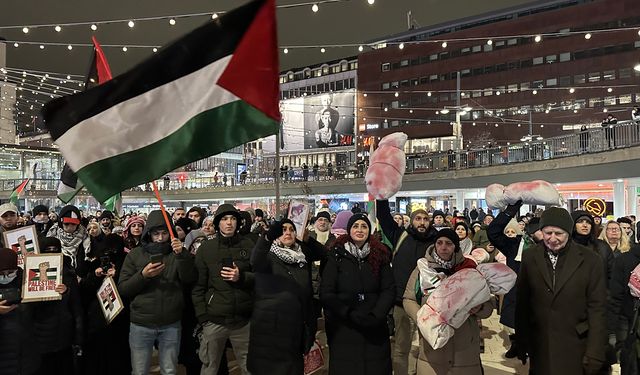 İsveç'te yılbaşı kutlamasını iptal eden yüzlerce kişi Gazze'ye destek gösterisi düzenledi