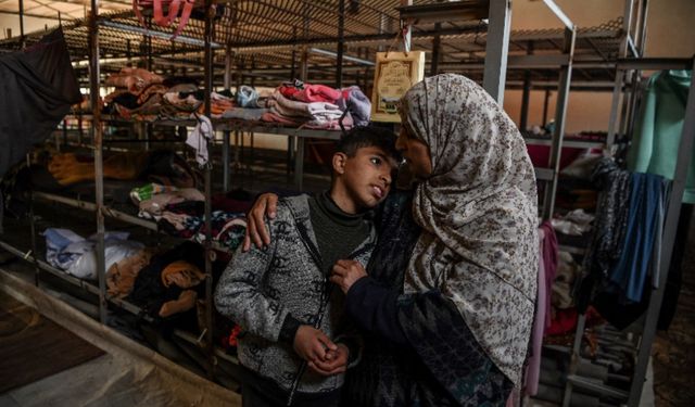 Filistinli 6 aile, Refah’ta bir tavuk çiftliğinde hayat mücadelesi veriyor