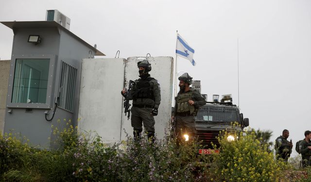İsrail, Filistinlilerin Mescid-i Aksa'da namaz kılmak için Kudüs'e geçişini engelledi