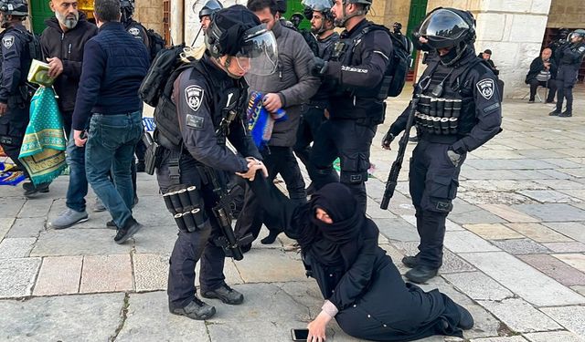 İsrail polisi, Mescid-i Aksa'ya gitmeye çalışan Filistinli kadını darbetti
