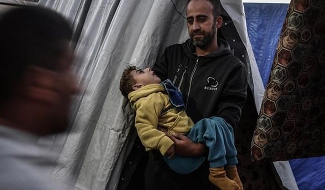 Gazzeli baba, yetersiz beslenmeden ölen 2 çocuğunu birer saat arayla toprağa verdi