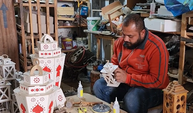 Gazzeli marangoz, ürettiği fenerlerle ramazan geleneklerini yaşatmaya çalışıyor