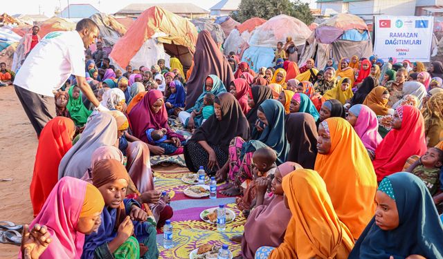 Somali'de mülteci kamplarında kalanlara iftar yemeği dağıtıldı
