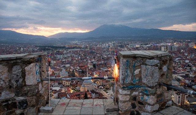 Kosova'nın Prizren şehrinde iftar vakti havai fişek atarak duyuruluyor