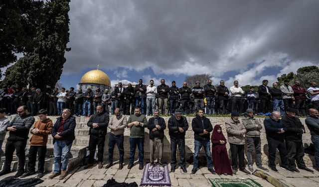 125 bin Filistinli ramazan ayının üçüncü cuma namazını Mescid-i Aksa'da kıldı