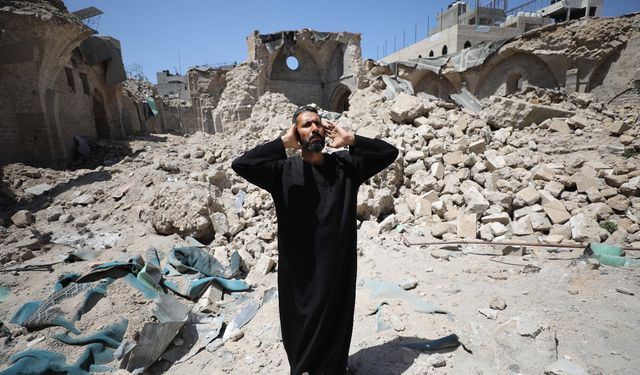 Filistinliler, İsrail'in yıktığı tarihi Gazze Ulu Cami'de cuma namazı kıldı