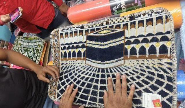 Hindistan'da büyük utanç: Kabe desenli paspas sattılar!