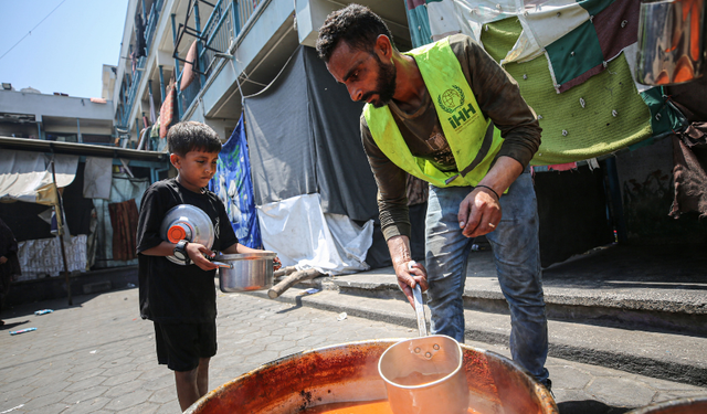 İHH, İsrail saldırıları altındaki Gazze'de yemek dağıtımı yaptı