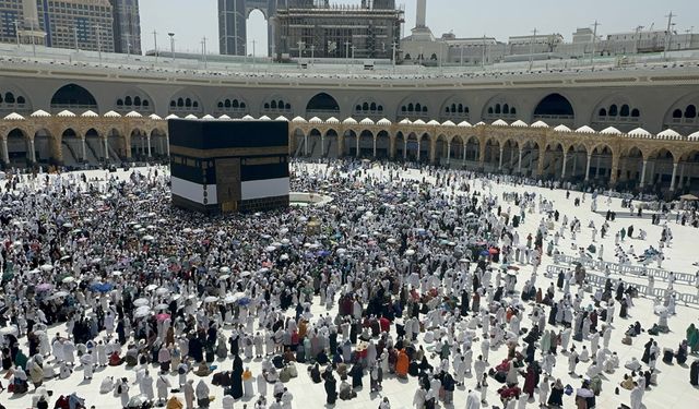 Yüzbinlerce hacı adayı, cuma namazını Mescid-i Haram'da kıldı