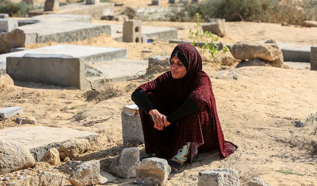 Gazzeliler, bayramda İsrail saldırılarında ölenlerin mezarlarını ziyaret etti