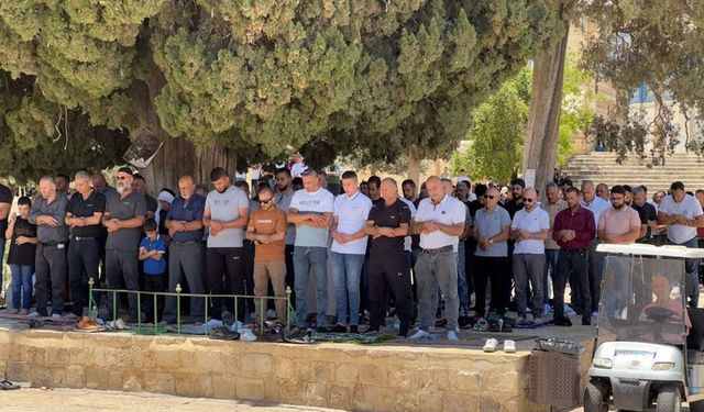 Mescid-i Aksa’da cuma namazı İsrail polisinin kısıtlamaları altında kılındı