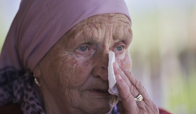 Srebrenitsa annesi Salihovic, soykırımda kaybettiği oğlunu 29 yıl sonra toprağa verebilecek