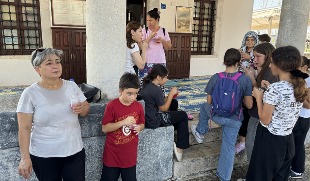 Bodrum'da cami bahçesinde ikram edilen kar şerbeti çocukları serinletti