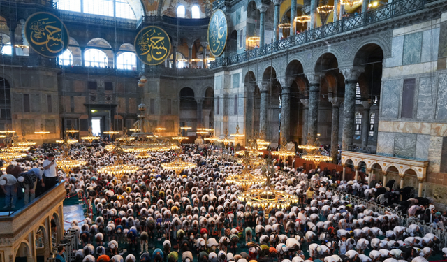 TÜGVA'nın yaz okuluna giden öğrenciler Ayasofya-i Kebir Camii'nde buluştu