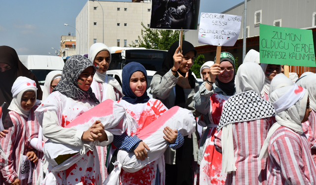 Adana'da çocuklar, Gazze'deki yaşıtlarına destek için bayraklarla yürüdü