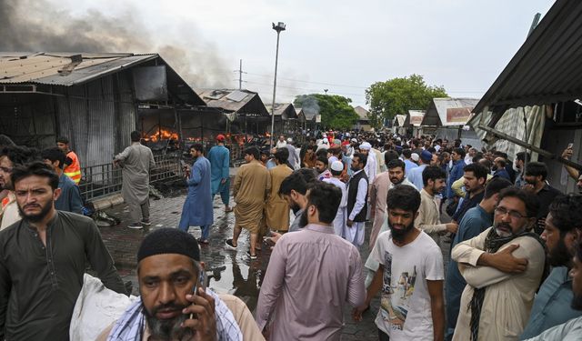 Pakistan'da pazar yerinde yangın