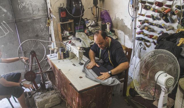 Gazze'de terzilik mesleğini sürdürmek için dikiş makinesini bisikletle birleştirdi