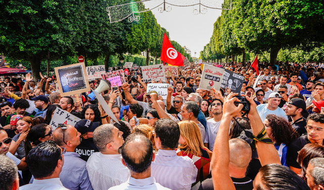 Tunus'ta seçim denetimi için yasa değişikliği protesto edildi