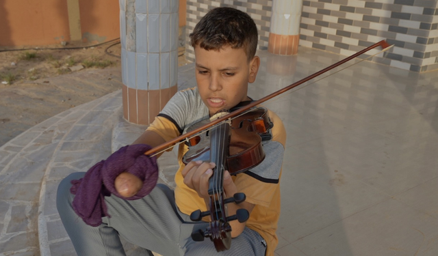 İsrail'in saldırısında elini kaybeden Gazzeli Muhammed müzik tutkusundan vazgeçmedi