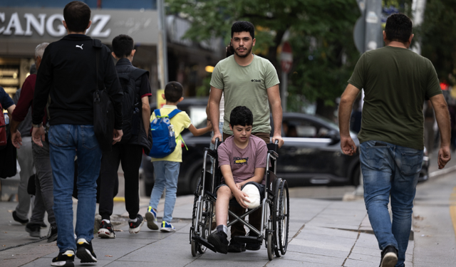 Ailesini kaybeden Gazzeli genç, ampute edilen kardeşiyle yaşam mücadelesi veriyor