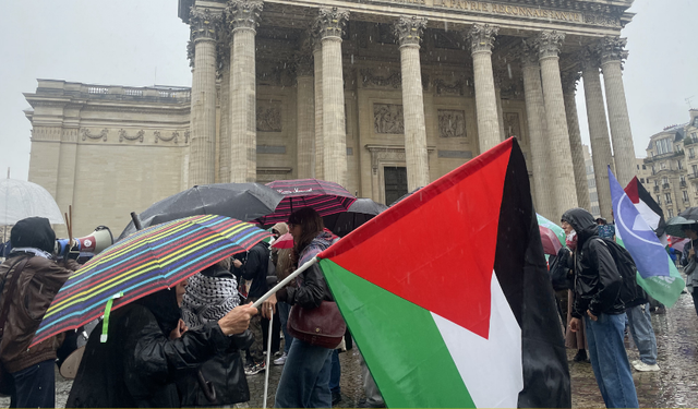 Paris'te öğrenciler Gazze'ye destek gösterisi yaptı