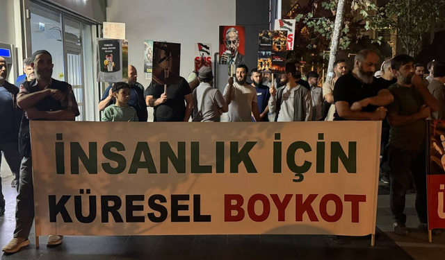 Soykırım destekçisi Starbucks'ta protesto eylemi