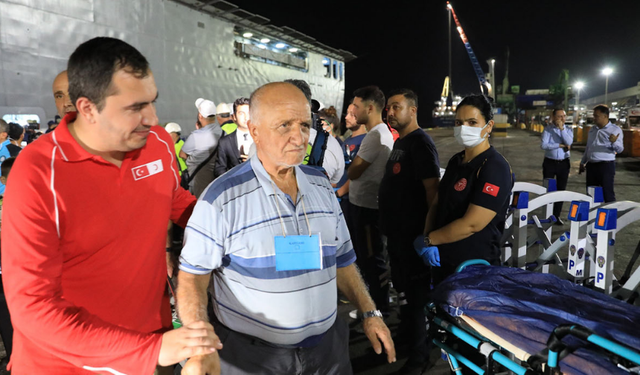 Türk Kızılay, Lübnan'dan tahliye edilen Türk vatandaşlarına beslenme desteği sağlıyor