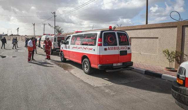 Filistin Kızılayı: İsrail ordusu ekiplerimizi canlı kalkan olarak kullanıyor