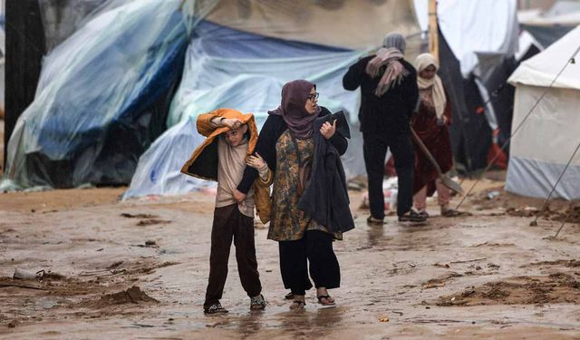 Gazze'de yerinden edilen Filistinlilerin çadırları yağmur sularının altında kaldı