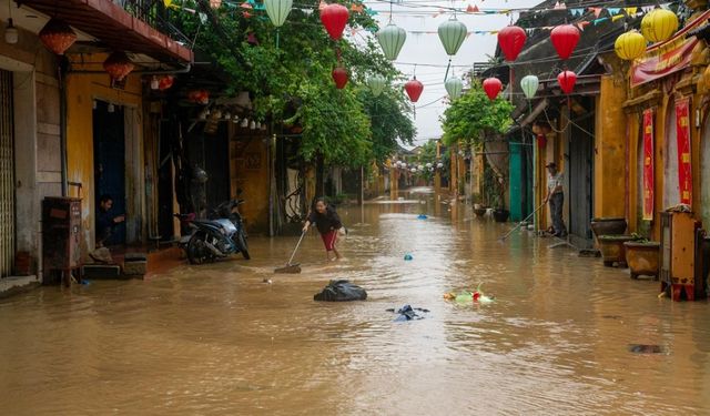 Muson yağmurları Asya'yı yuttu: Can kaybı 1200'e dayandı