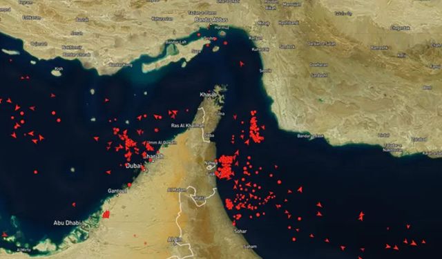Hürmüz Boğazı'nda trafik durdu: İki tanker hedef alındı