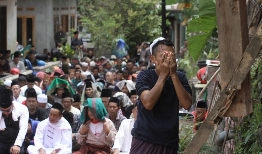 Endonezya'da Yıkıntılar Arasında Cuma Namazı 📸