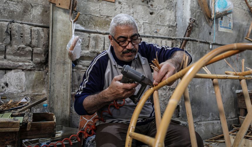 Filistinli Bambu Ustası, Zanaatını Ayakta Tutmaya Çalışıyor