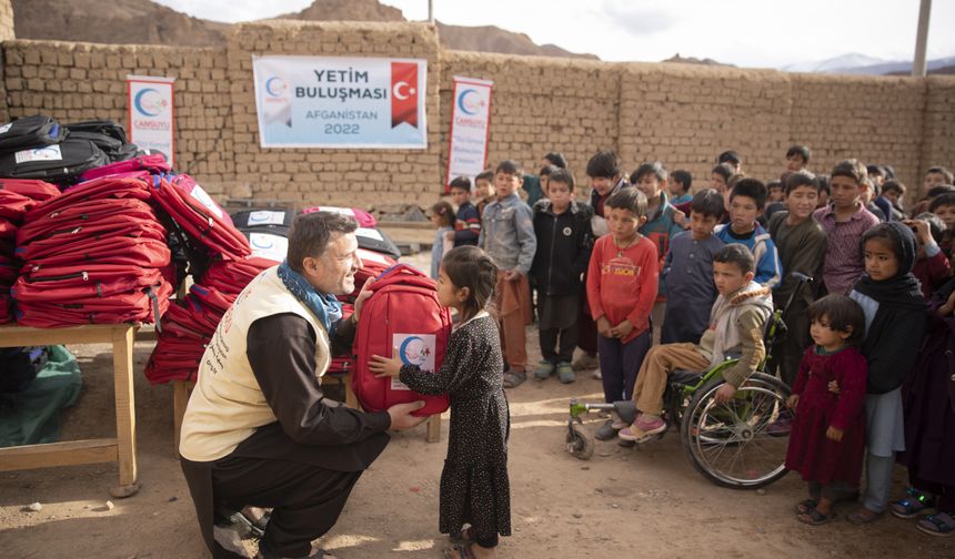 Afganistanlı Yetimlere Türkiye'den Yardım