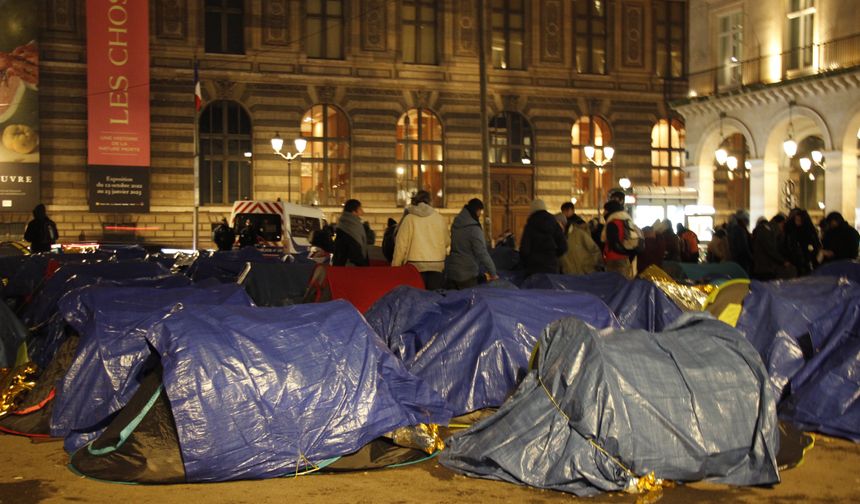 Paris'te Çocuk Göçmenler Yaşam Mücadelesi Veriyor