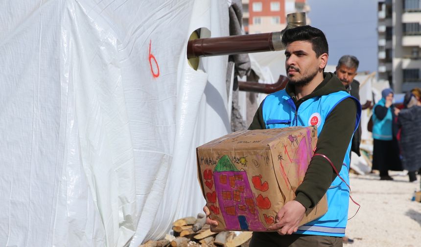 Filistinli gönüllü, depremzedelere yardım ediyor