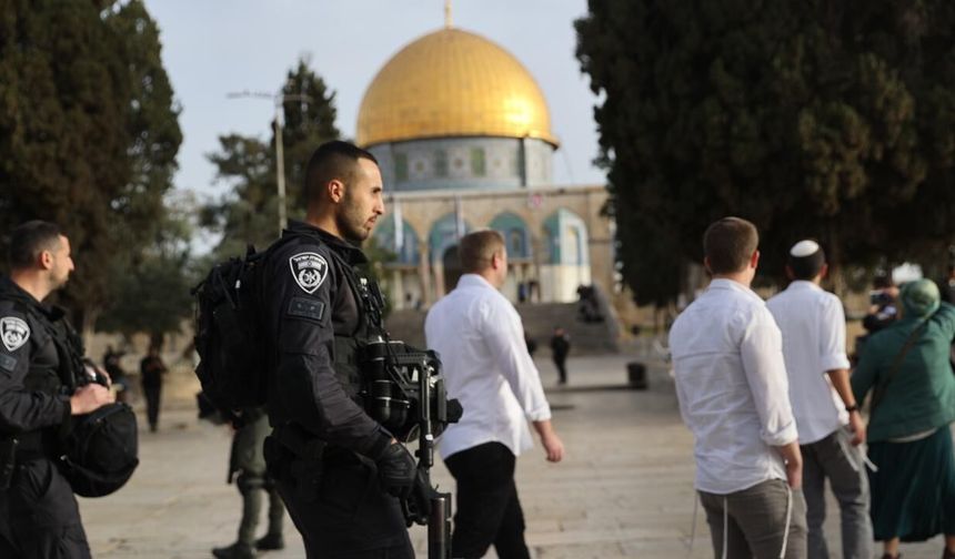 Guardian: İsrail Mescid-i Aksa'da statükoyu bitiriyor