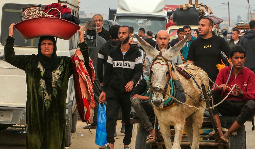 Saldırılar nedeniyle Han Yunus kentindeki Gazzeliler, göç etmeye devam ediyor