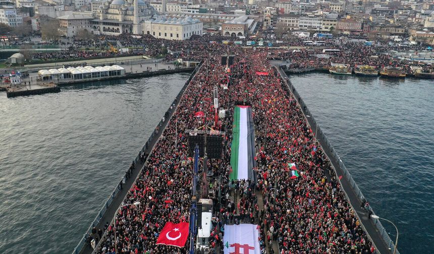 "Şehitlerimize rahmet, Filistin'e destek" etkinliği için on binlerce kişi Galata Köprüsü'ne yürüdü