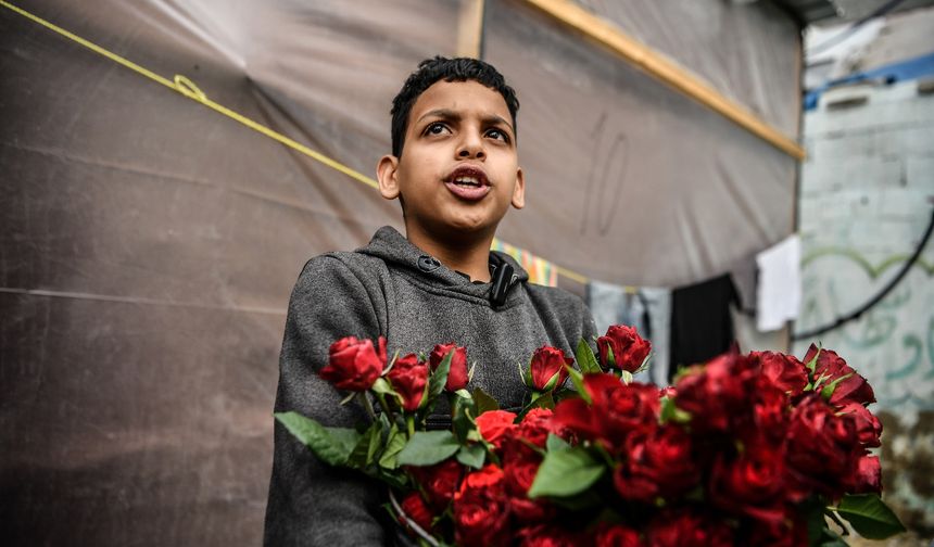 Gazzeli çocuk sattığı güllerle sürgün edilen Filistinlilerin yüzünü güldürüyor