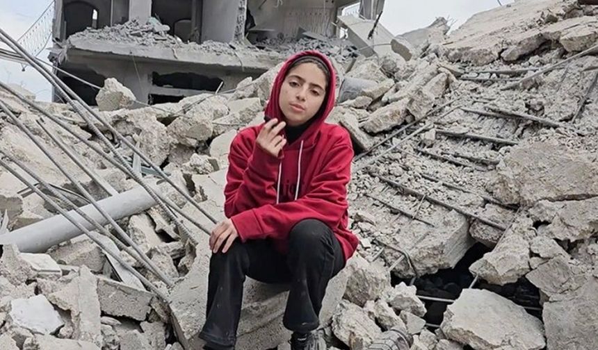 Filistinli çocuk, yıkılan evinin enkazında hatıra aradı