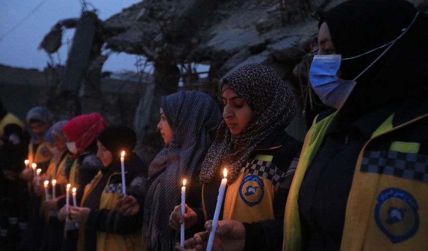 Cinderes'de depremde hayatını kaybedenlerin anısına mum yakıldı