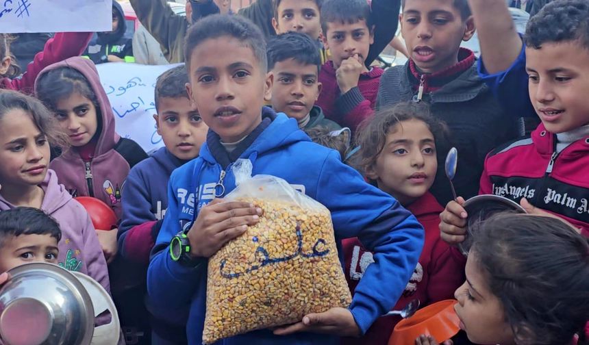 Gazze'de yiyecek sıkıntısı yaşayan çocuklar gösteri düzenledi