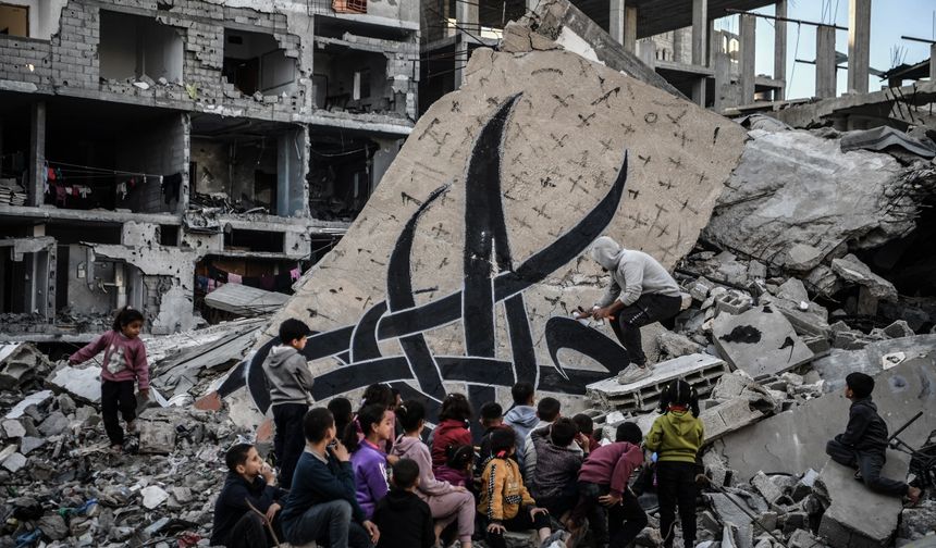 Filistinli sanatçı yaşamını yitiren çocuklar için grafiti çizdi