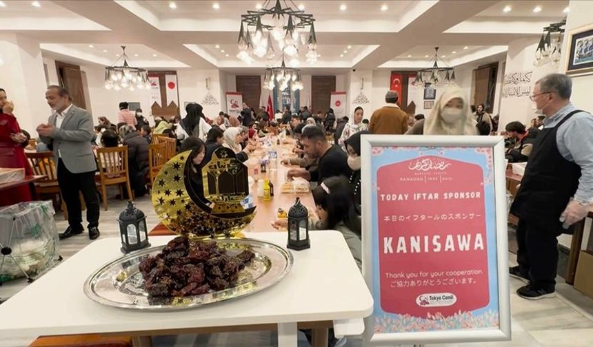 Tokyo Camisi'ne randevu alarak gelen Japonlar toplu iftarlara katılıyor