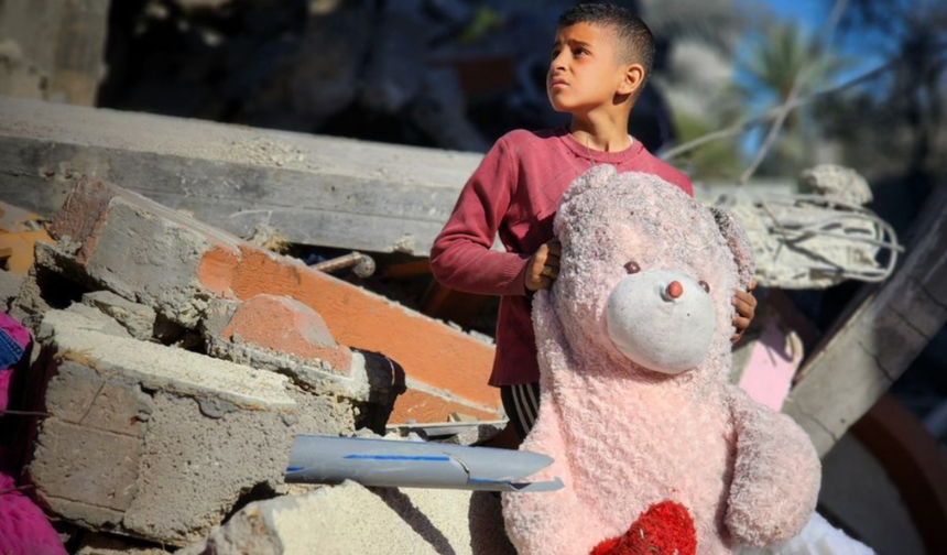 Enkazdan bulduğu oyuncağa sarılan Gazzeli çocuk: "Bu oyuncak ayının sahibi öldü"
