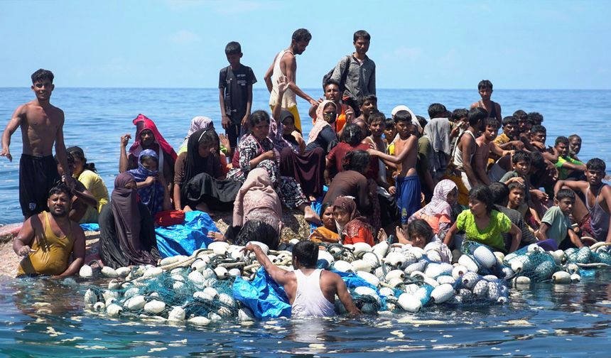 Endonezya'da alabora olan bottan 69 Arakanlı Müslüman kurtarıldı